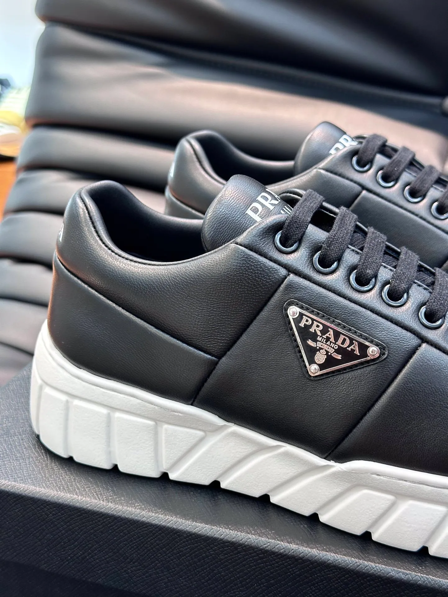 Men's shoes 💰p400 "Men's shoes 💰pRAD*" Men's shoes 💰prad* high-end men's thick-soled casual sports shoes, the details are perfectly replica of the original version, made of imported matte cowhide, full of texture, full calfskin lining, breathable and comfortable, men's shoes 💰p's classic black and white enamel metal logo decoration, all interpreting the brand style Genuine leather tongue Men's shoes on the tongue and heel 💰pRADA letter badges are embellished to show the brand style. Lightweight concave and convex pattern rubber outsole. Lightweight and increased by about 4CM. Excellent foot feel. Comfortable and breathable. Comes with original packaging. Size: 38-44